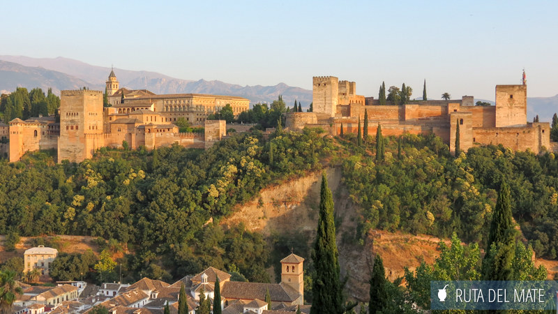 Vista de La Alhambra al atardecer desde el mirador de San Nicolas
