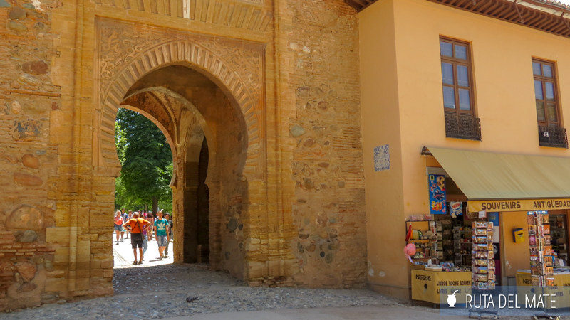 Una de las puertas de estilo mudéjar en el acceso a La Alhambra