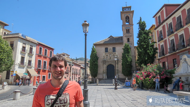 Juan y de fondo la fachada principal de la iglesia de Santa Gil y Santa Ana en Granada