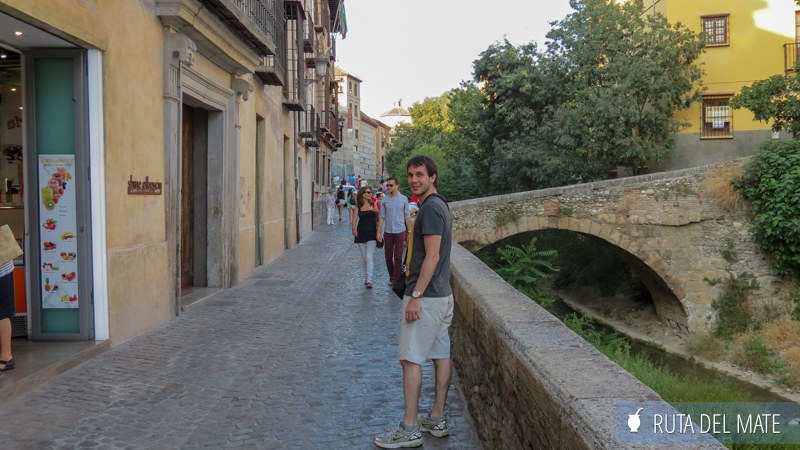 Juan caminando por el paseo denominado carrera del Darro, junto al río Darro en Granada