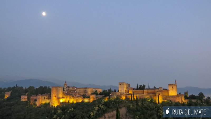 La Alhambra iluminada cuando cae la noche en Granada, vista desde el mirador de San Nicolás