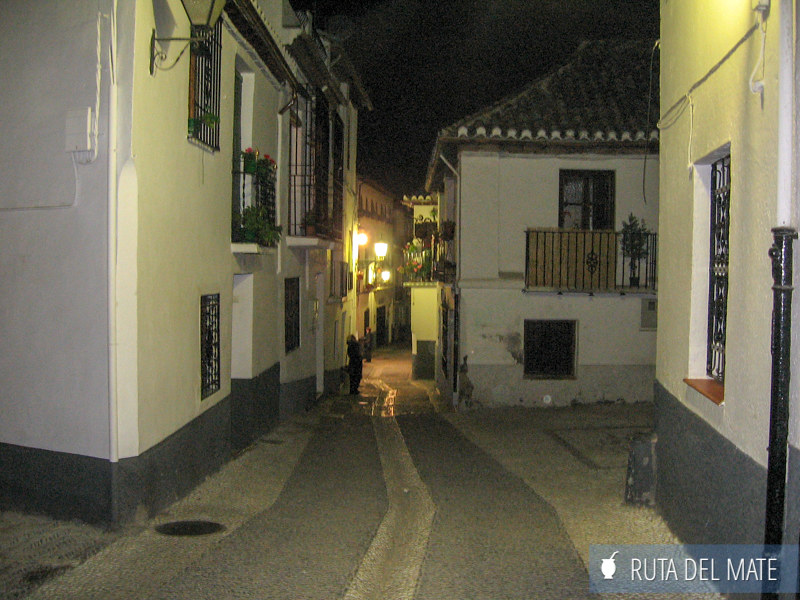 Callejuelas empedradas con casas pintadas de blanco en el barrio de Albaicín en Granada