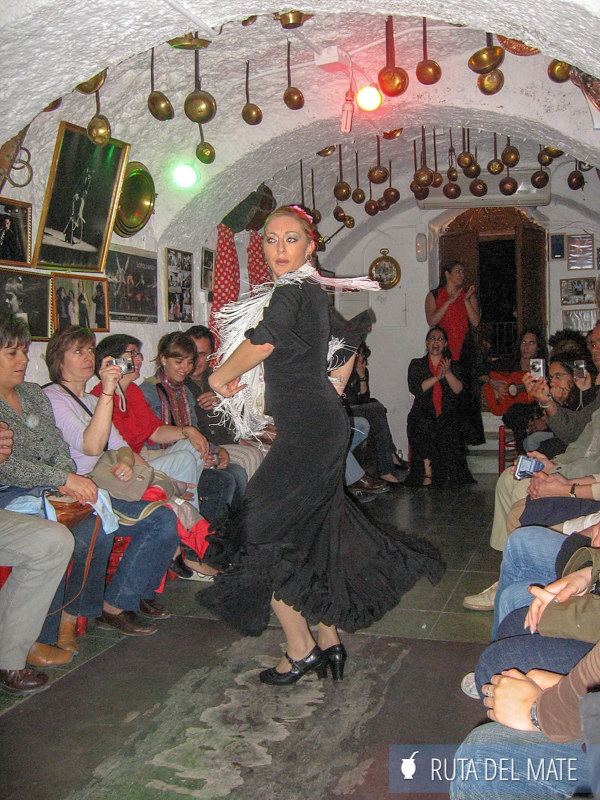 Bailadoras de flamenco en una de las cuevas de Granada