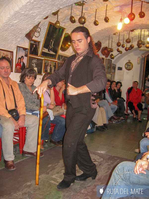 Bailadores de flamenco en una de las cuevas de Granada