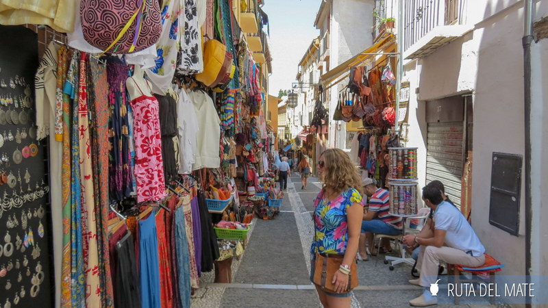 Flor mirando ropa en uno de los puestos del mercadillo de La Alcaicería