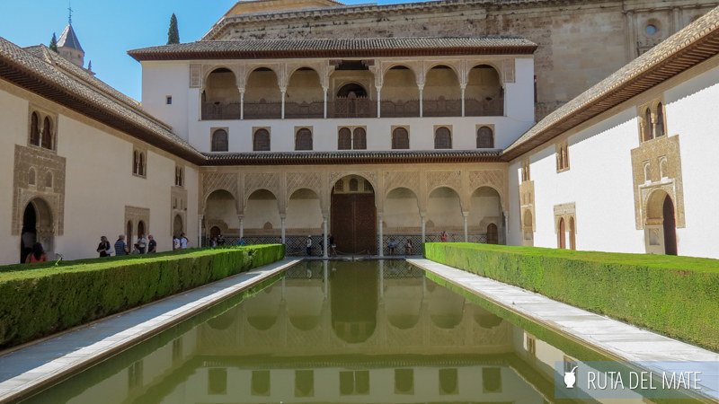 Patio de los Arrayanes y su fabuloso estanque en La Alhambra donde se refleja el palacio de Comares