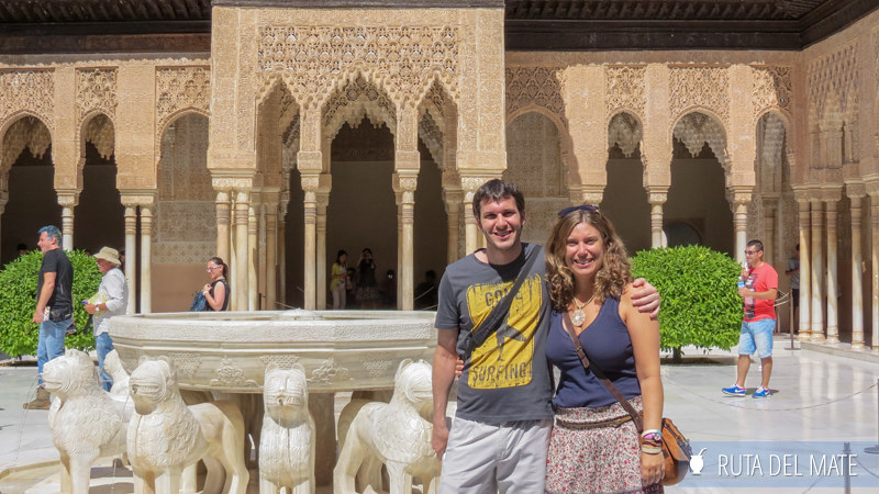 Juan y Flor en el patio del Palacio de los Leones junto a la fuente, en una visita a La Alhambra