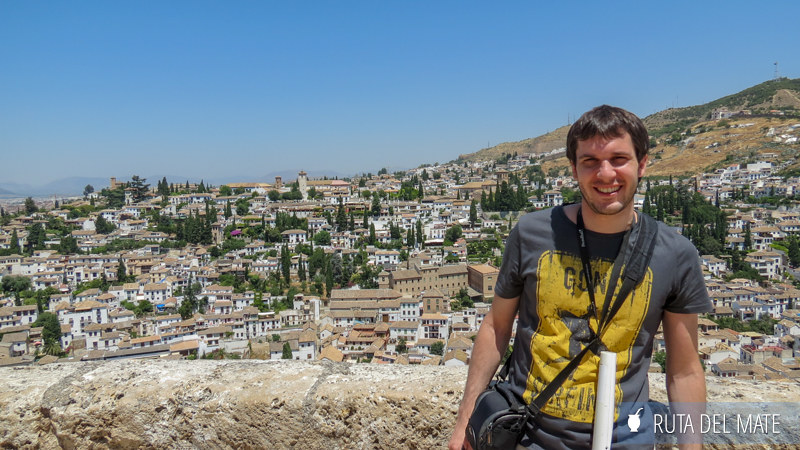 Juan en la alcázaba de La Alhambra y de fondo las vistas a la sierra y la ciudad de Granada