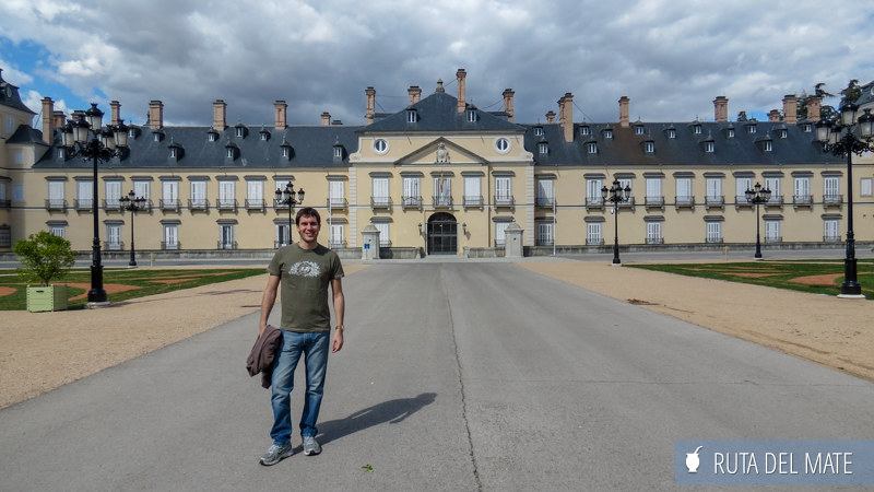 Juan y de fondo la fachada principal de el Palacio Real de El Pardo