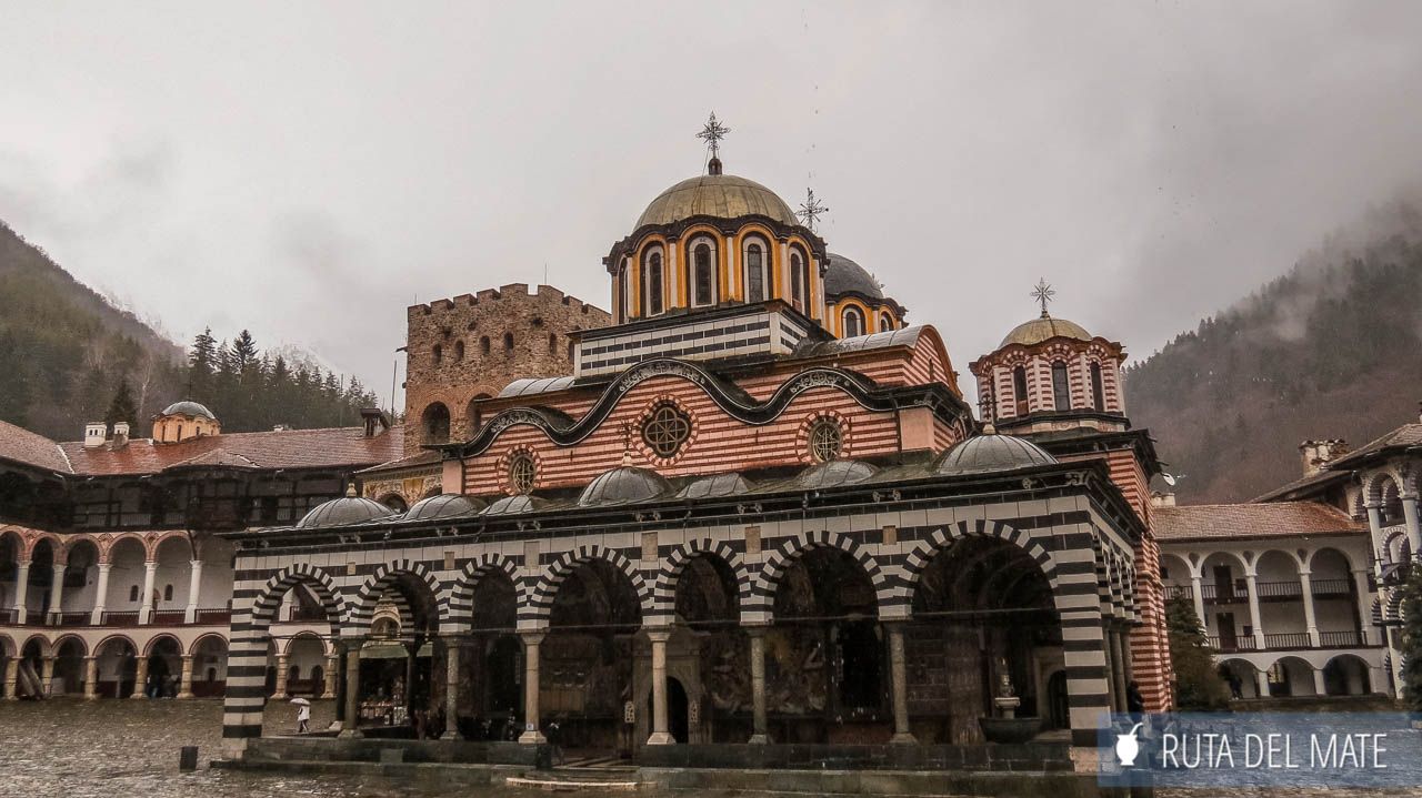 Postal del Monasterio de Rila con las montañas de fondo