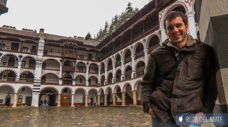 Juan en el patio interior del monasterio de Rila
