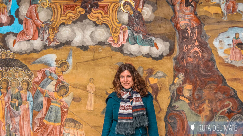 Flor con los frescos pintados en paredes en el Monasterio de Rila
