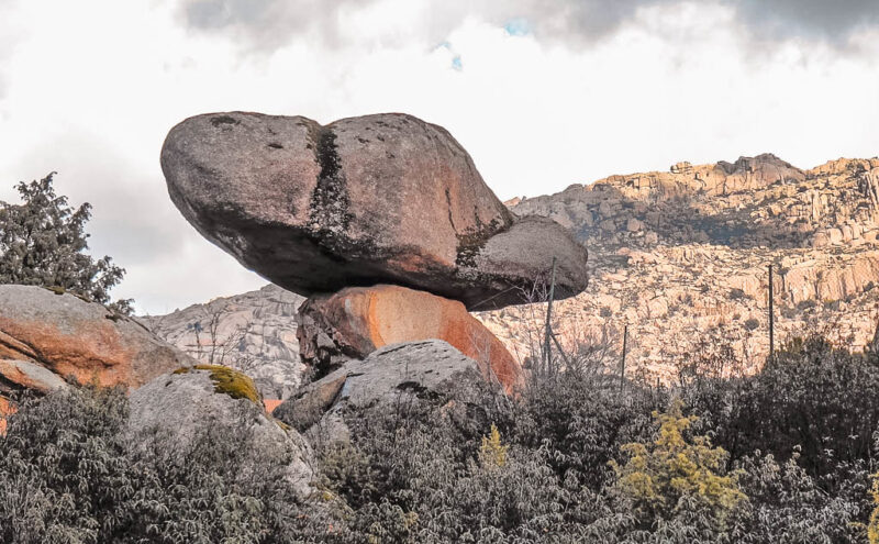 Una roca grande apoyada sobre otra en La Pedriza, cerca de Manzanares el Real