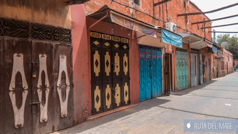 El frente de las tiendas de la medina de Marrakech, con sus puertas decoradas