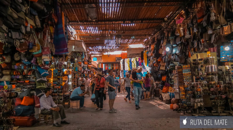 Juan recorriendo las tiendas de venta de artesanías en la medina de Marrakech