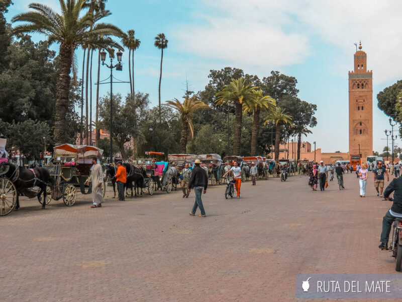 La plaza Jemma el Fna y de fondo la torre rosada de la mezquita Koutoubia