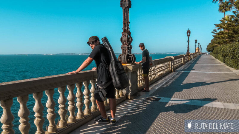 Juan with his friend looking at the sea on the Alameda Apodaca promenade.
