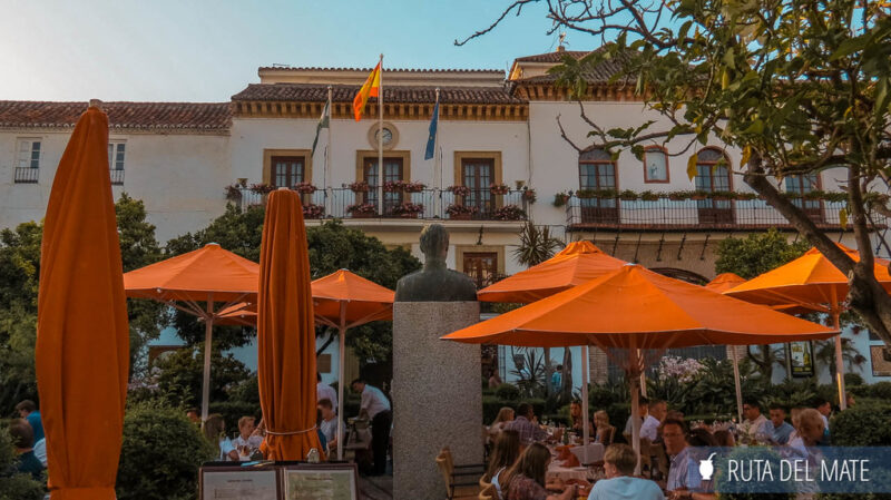 La plaza de los Naranjos en Marbella con la terraza de los restaurantes y gente comiendo