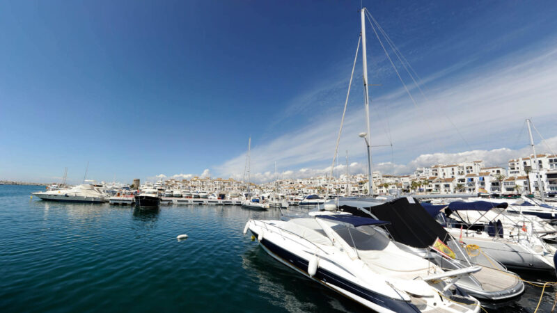 Los yates amarrados en Puerto Banus, cerca de Marbella
