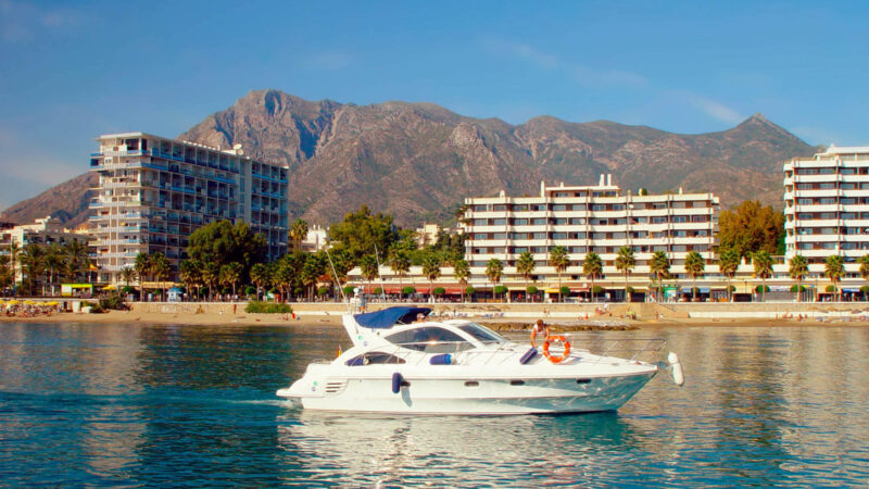 Una embarcación pequeña navegando por el mar Mediterráneo frente a las costas de Marbella