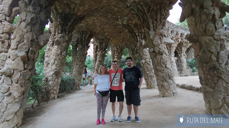 Juan, Flor y su hermano dentro del Park Guell con la galería construida por Gaudi