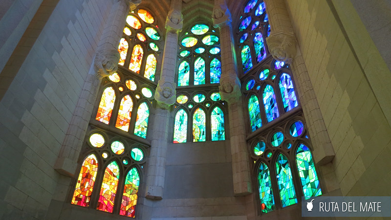 Vitrales en el interior de la Sagrada Familia en Barcelona