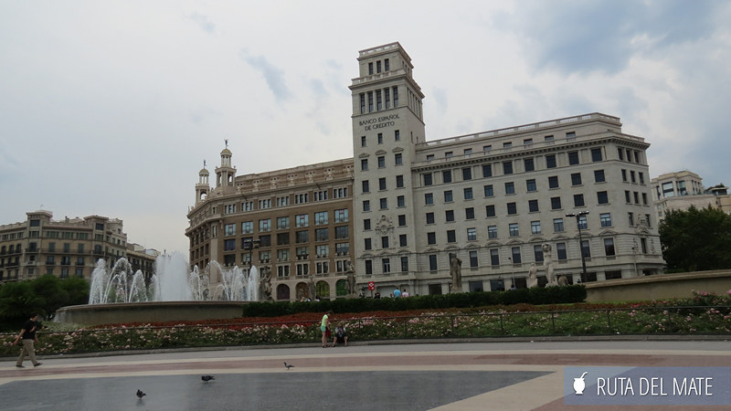 La fuente de la Plaza de Cataluña y de fondo el edificio del Banco Español de Crédito