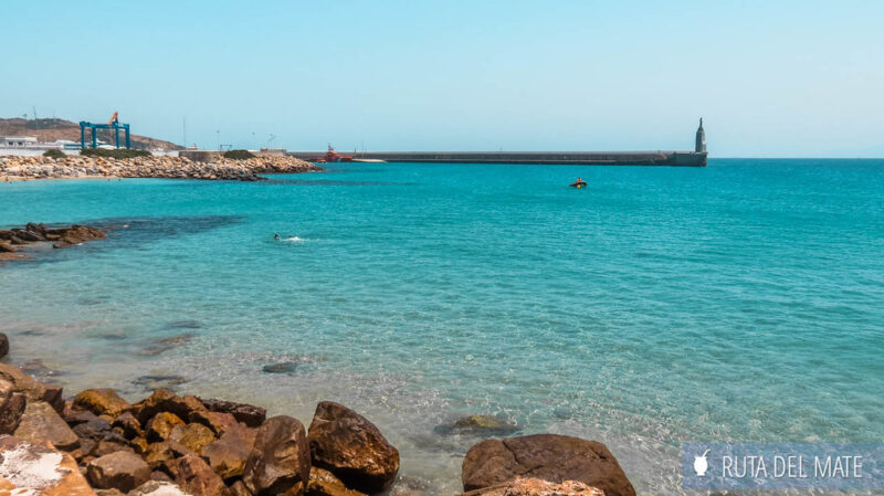 El agua cristalina de playa Chica, bañada por las aguas del mar Mediterráneo