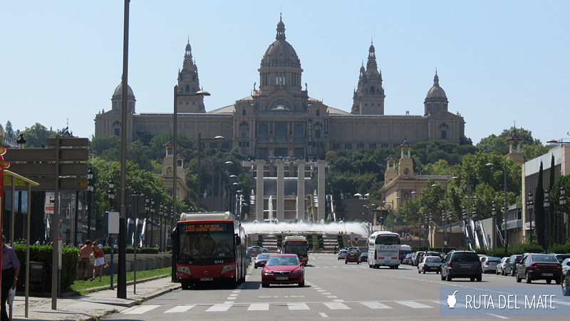 El Museo Nacional de Arte de Cataluña, visto desde la avenida de María Cristina