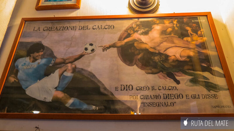 Cartel de Maradona en un bar comparándolo con Dios en el sentido futbolero