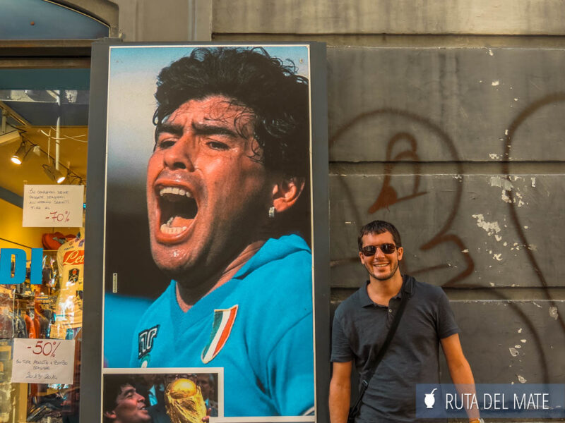Juan junto uno de los tantos murales de Diego Maradona en las calles de Napoles