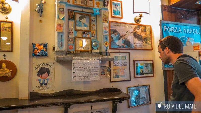 Juan mirando el interior de bar Nilo en Napoles donde se encuentra el altar de Maradona
