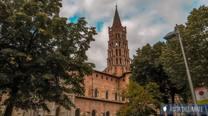 Basílica de San Saturnino de Toulouse desde afuera, en la que destaca la torre octogonal