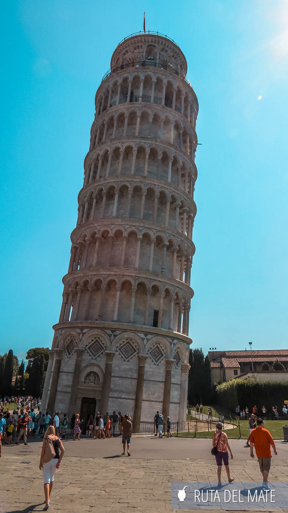 La torre de Pisa claramente inclinada