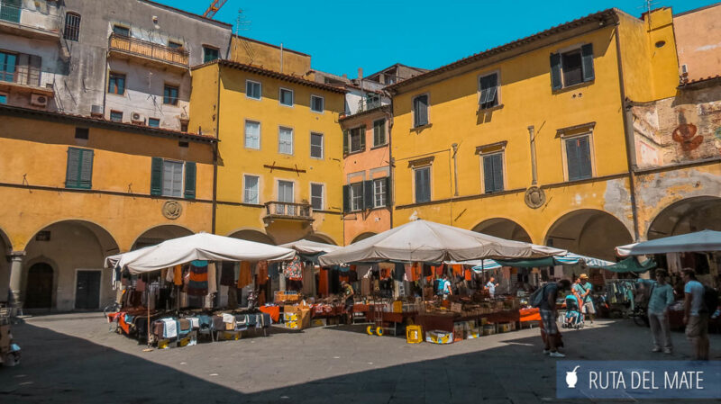 Centro histórico de Pisa con sus plazas y los edificios pintados en tono amarillo