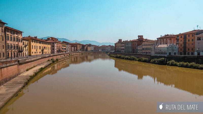 Río Arno a su paso por el centro de Pisa