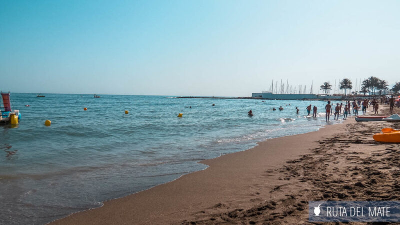 La playa de Venus en Marbella con el suave oleaje del mar Mediterráneo