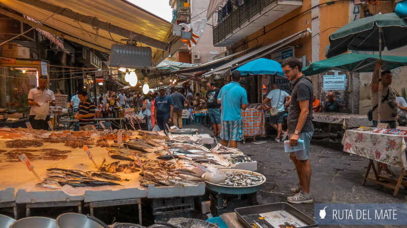 Juan en uno de los puestos callejeros de venta de pescados del centro de Napoles