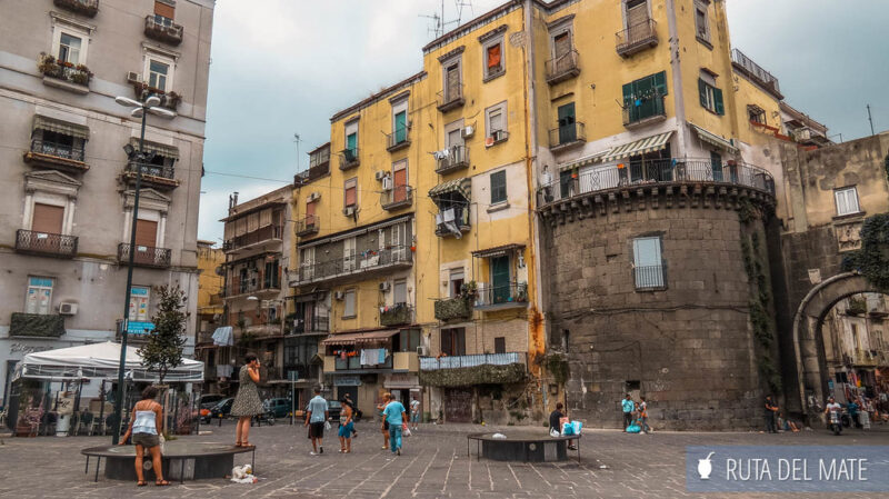 Una postal del centro de Napoles