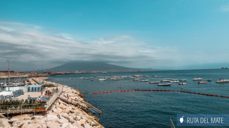 El Puerto de Napoles y de fondo el volcán Vesubio