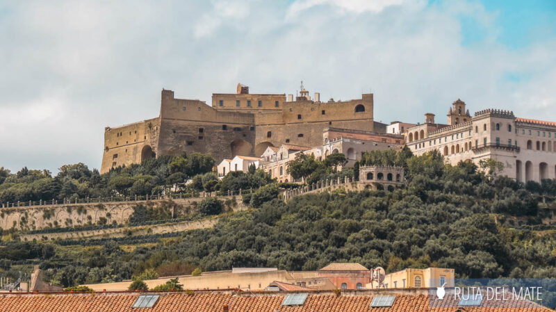 Vista del Castel Nuovo de Napoles desde el paseo marítimo