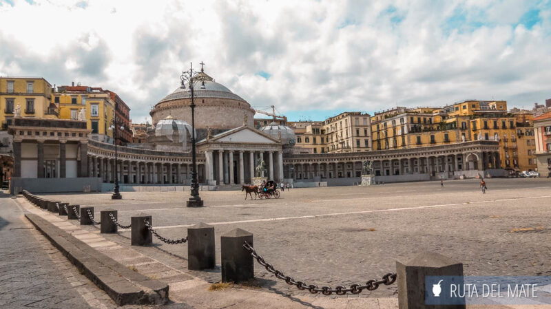 Piazza del Plebiscito, una de las atracciones que ver en Napoles