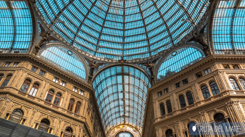 Interior de la Galería Umberto I en Napoles