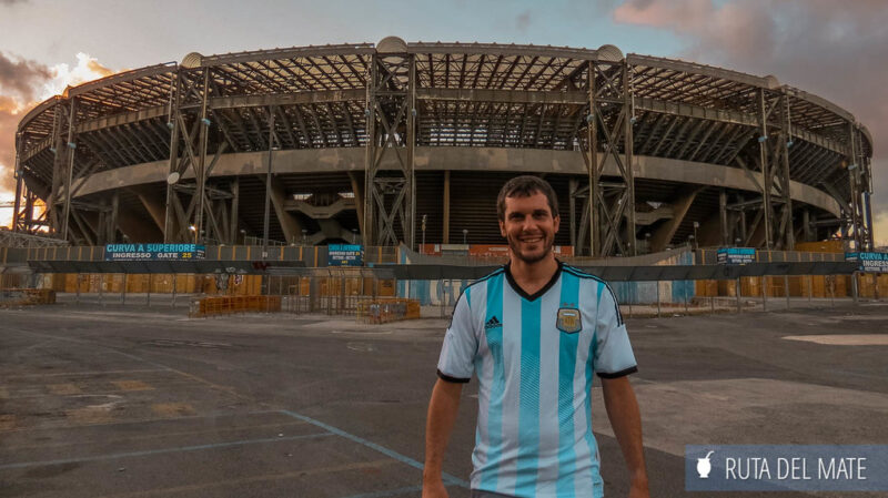Juan con la camiseta argentina en el estadio Diego Armando Maradona en Napoles