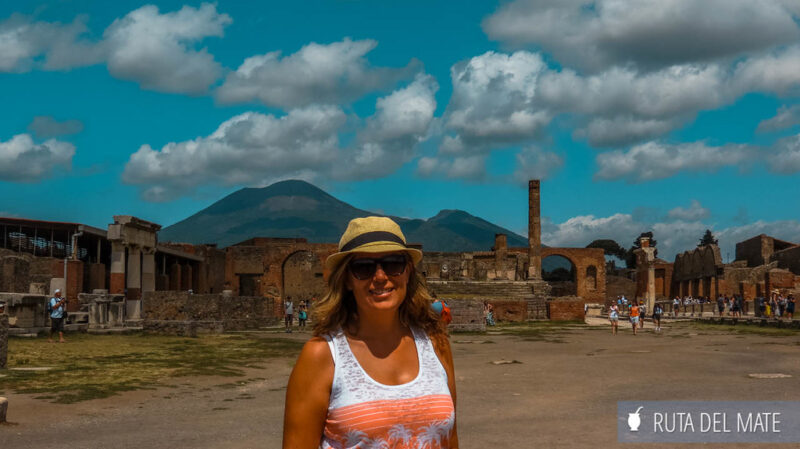 Visitar Pompeya: Flor en el antiguo foro de Pompeya