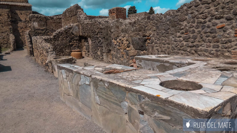 El sitio de las bebidas y las comidas de paso en Pompeya, aún se observan las cocinas