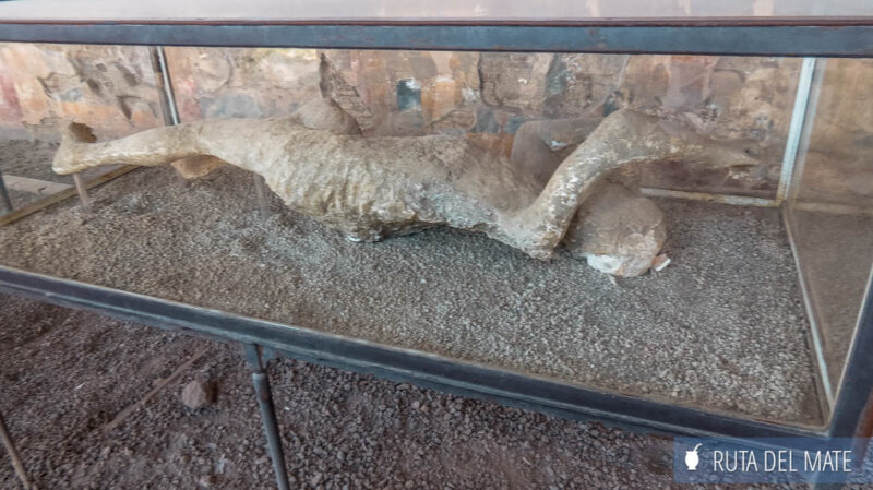 Se observa perfectamente la silueta de una persona que quedo sepultada por la erupción del volcán hace 2.000 años atrás en Pompeya