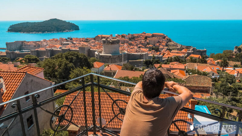 Juan en el mirador del centro histórico de Dubrovnik, donde se aprecian las murallas, los tejados naranjas y el mar