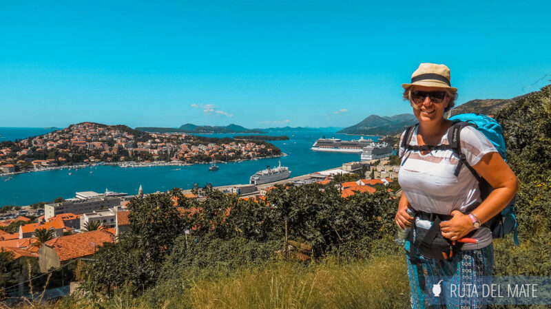 Flor y de fondo el puerto de Dubrovnik, donde llegan los ferrys
