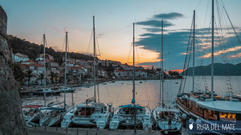 El pequeño puerto del centro histórico de Korcula